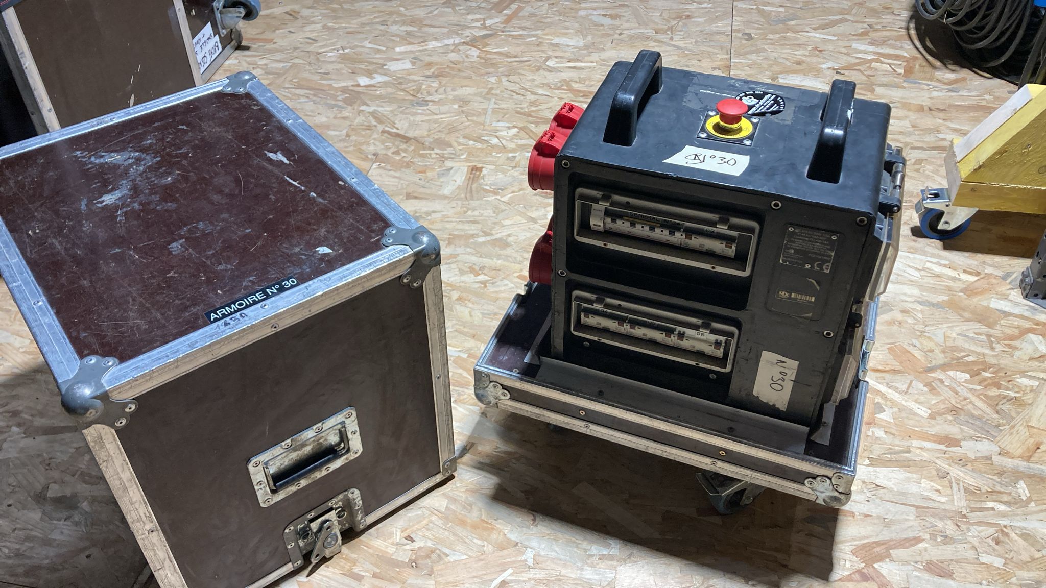 (N°30) Armoire electrique 125A &gt; 2x63T 4x32T 2 à 6xPC16 30ma